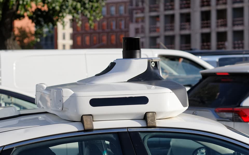 Roof-mounted lidar and camera sensor unit on a test vehicle